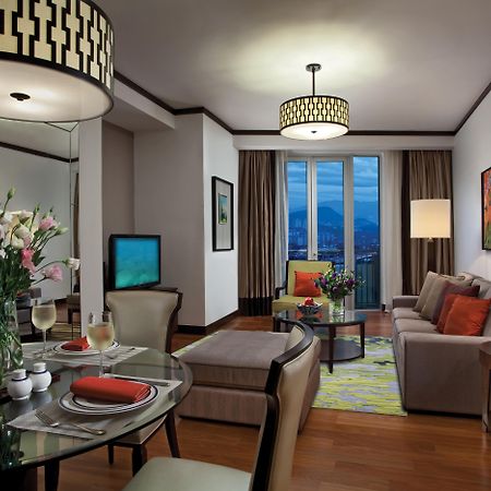Hotel Ascott Kuala Lumpur Zewnętrze zdjęcie A living room at The Residences at The Ritz-Carlton, Kuala Lumpur