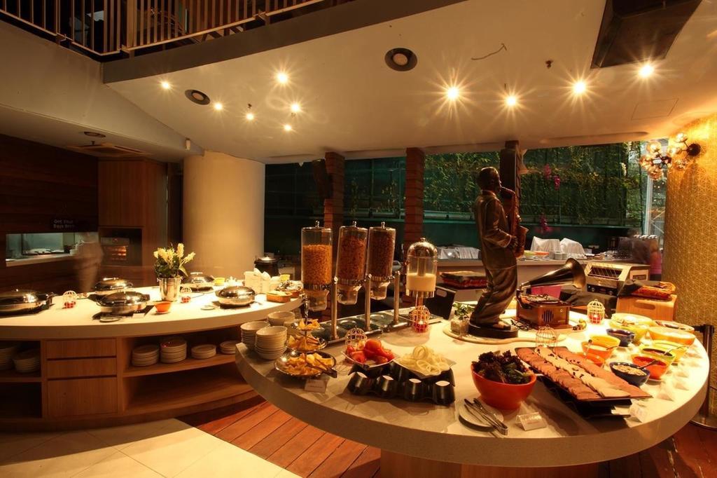 Hotel Ascott Kuala Lumpur Zewnętrze zdjęcie A buffet at a hotel
