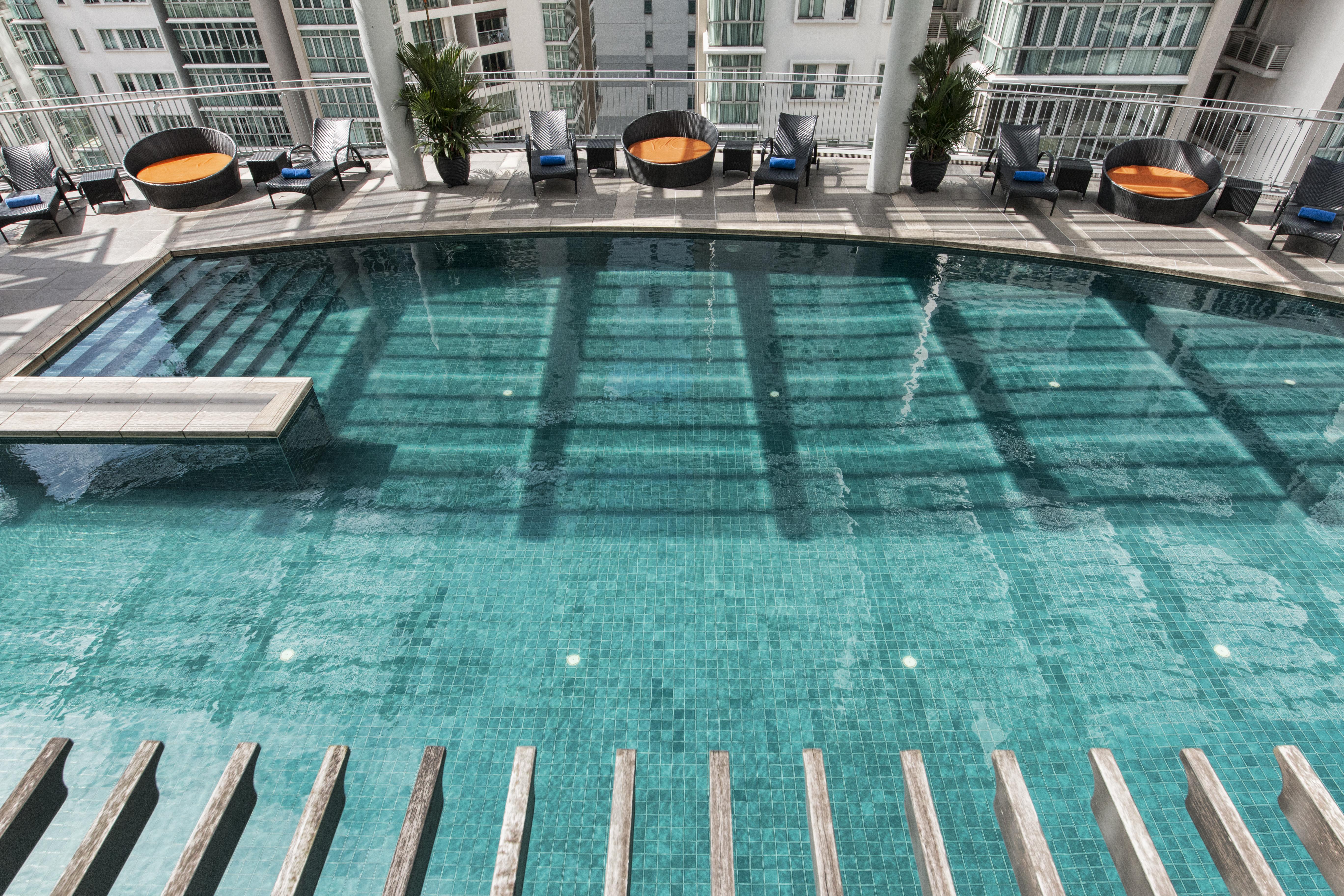 Hotel Ascott Kuala Lumpur Zewnętrze zdjęcie The swimming pool at the 10th floor of the hotel