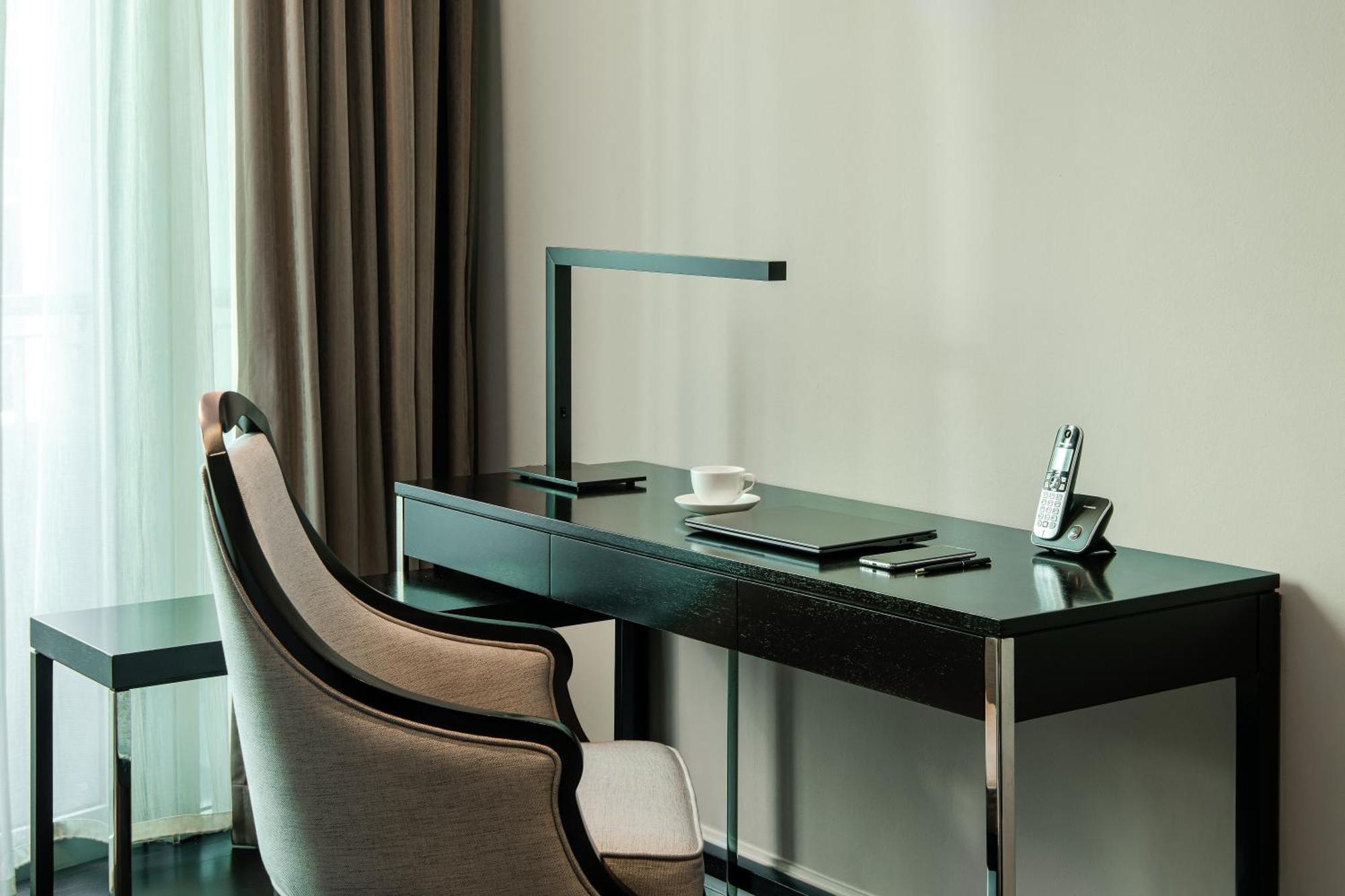 Hotel Ascott Kuala Lumpur Zewnętrze zdjęcie A work desk in a hotel room