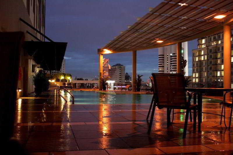 Hotel Ascott Kuala Lumpur Zewnętrze zdjęcie Rooftop pool at the hotel
