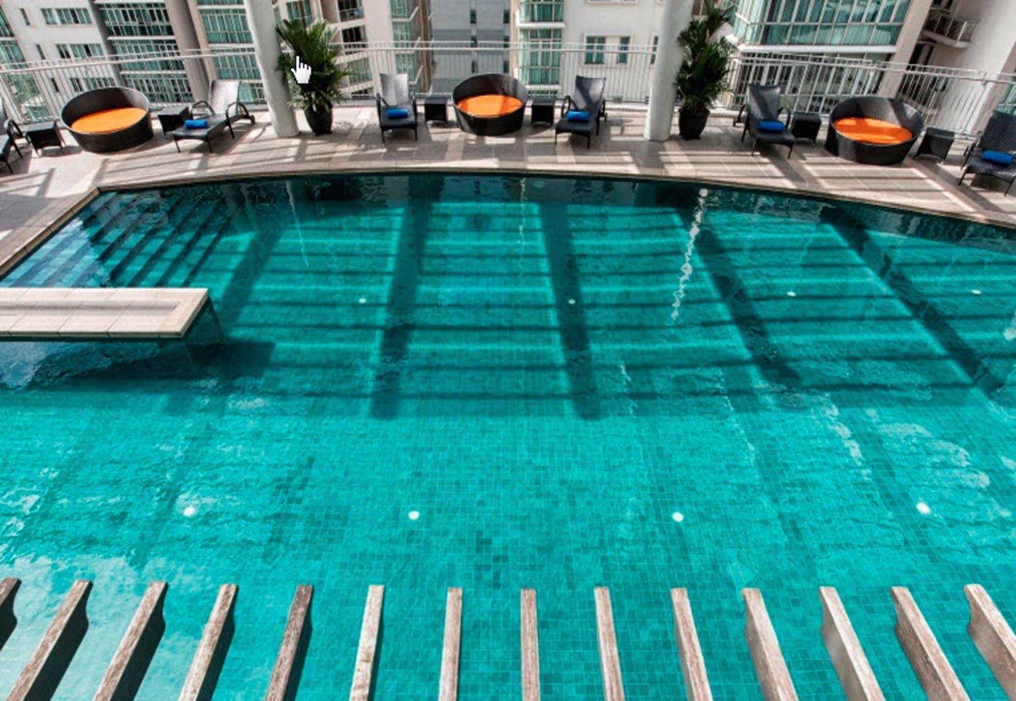 Hotel Ascott Kuala Lumpur Zewnętrze zdjęcie The swimming pool at the hotel