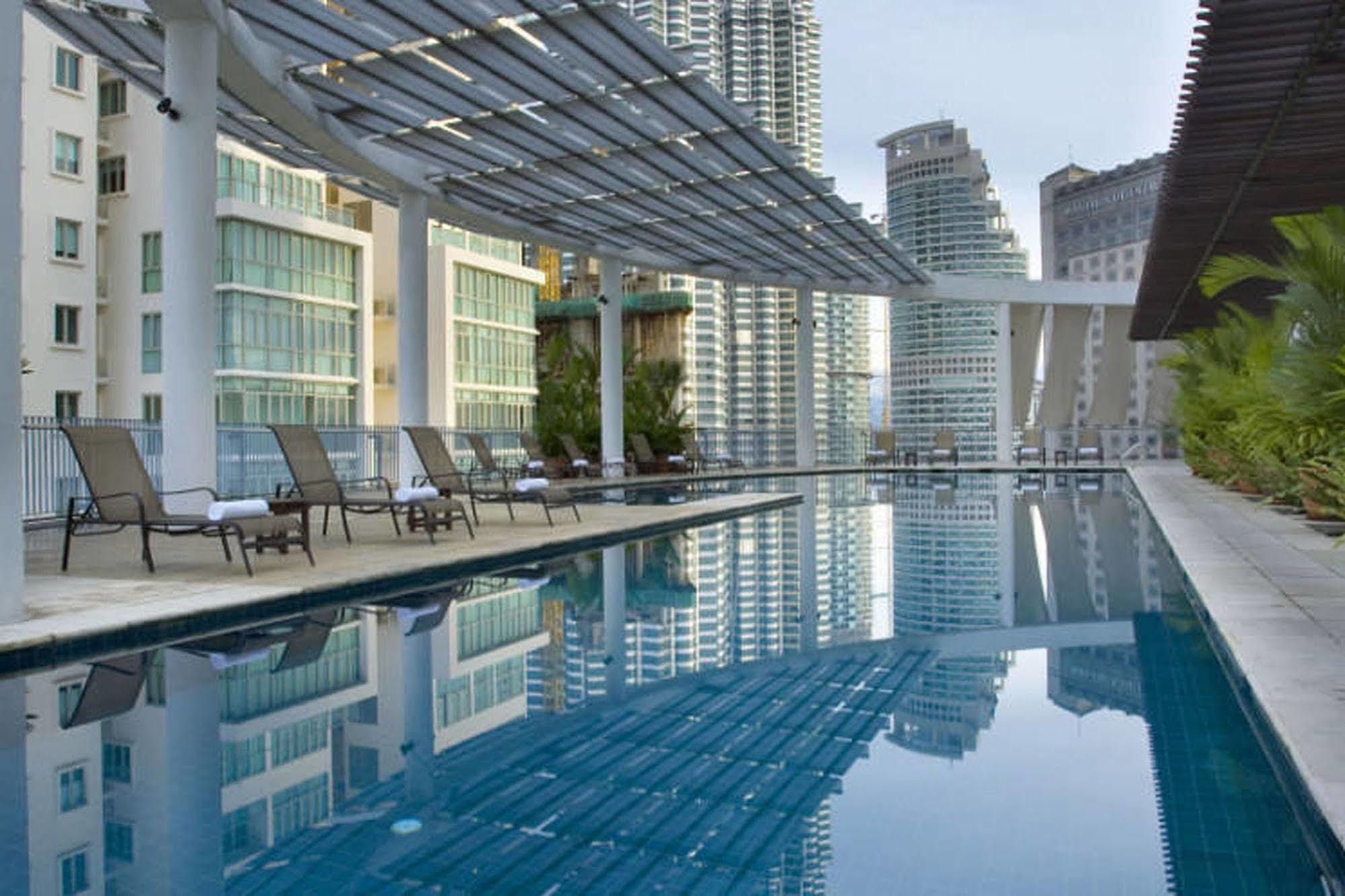 Hotel Ascott Kuala Lumpur Udogodnienia zdjęcie The swimming pool at the hotel